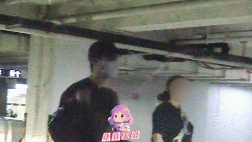 《官宣生子后李治廷一家三口首同框，夫妻俩遛娃逛街，小宝宝软萌可爱》配图 2
