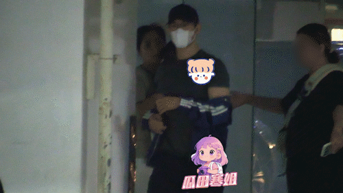 《官宣生子后李治廷一家三口首同框，夫妻俩遛娃逛街，小宝宝软萌可爱》配图 3