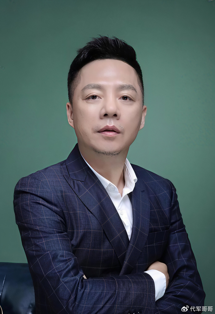 《57岁歌手李晓东近况曝光！结婚10年才生孩子，如今婚姻生活很幸福》配图 1