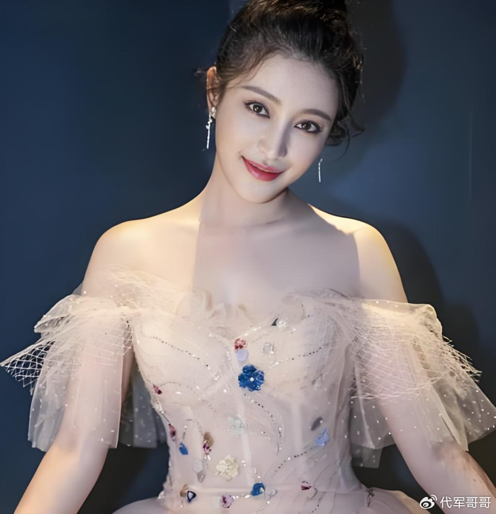 《40岁甘婷婷近况曝光!因演潘金莲恋情告吹,如今美貌依旧却还单身》配图 6 《40岁甘婷婷近况曝光!因演潘金莲恋情告吹,如今美貌依旧却还单身》配图 6
