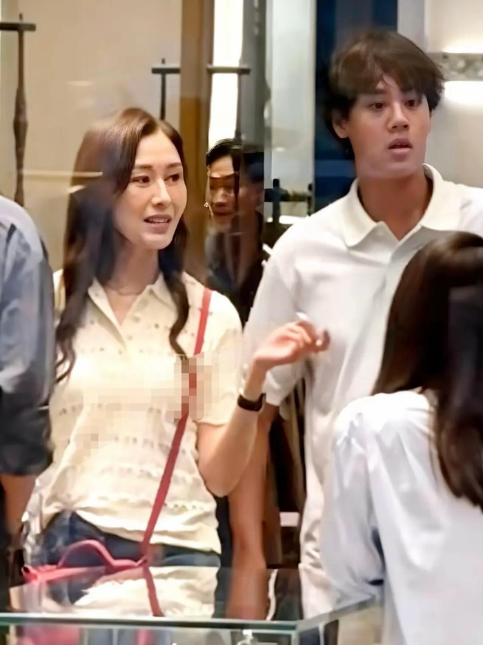 《伦敦偶遇李嘉欣一家，15岁许建彤身高近190，模样帅气愈发像妈妈》配图 4