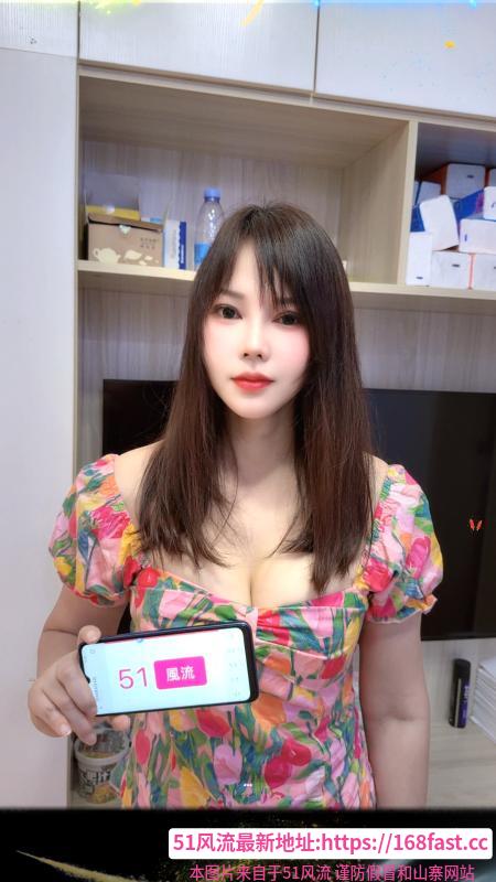 《后入翘臀大奶小英》配图 1 《后入翘臀大奶小英》配图 1