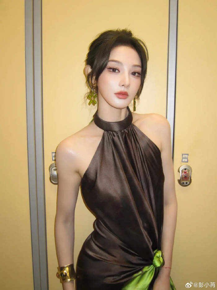 《曝彭小苒恋情,但是她搂的和搂她并不是同一个人,男方小手不干净》配图 4 《曝彭小苒恋情,但是她搂的和搂她并不是同一个人,男方小手不干净》配图 4