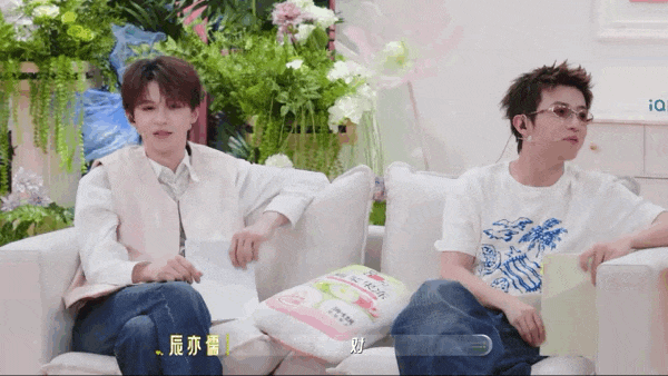 《美成这样,谈恋爱也要又争又抢?》配图 12 《美成这样,谈恋爱也要又争又抢?》配图 12