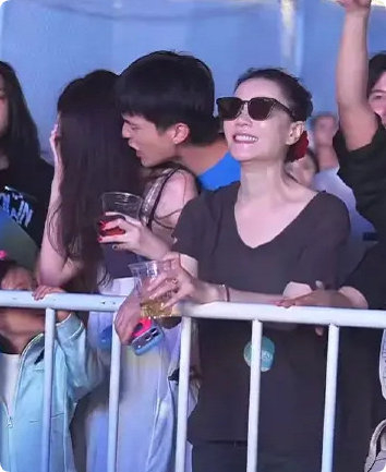 《陈粒音乐节遭遇酒后越界,当场反抗,事后选择接受道歉引争议》配图 1 《陈粒音乐节遭遇酒后越界,当场反抗,事后选择接受道歉引争议》配图 1