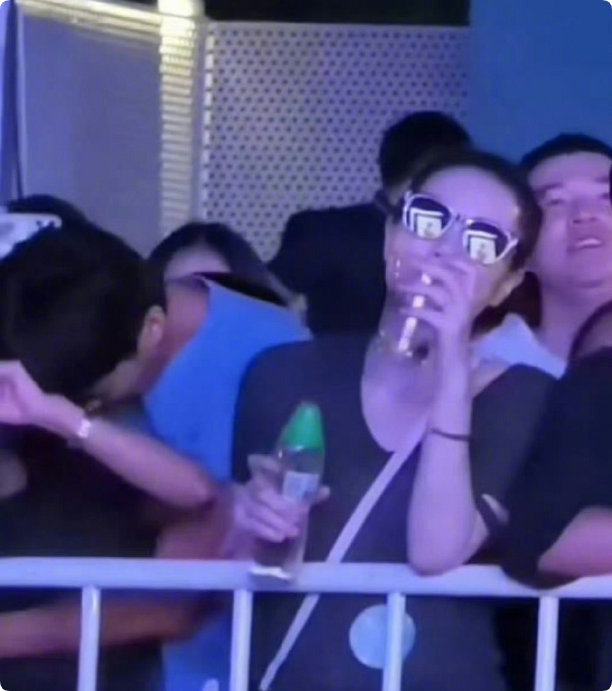 《陈粒音乐节遭遇酒后越界,当场反抗,事后选择接受道歉引争议》配图 2 《陈粒音乐节遭遇酒后越界,当场反抗,事后选择接受道歉引争议》配图 2
