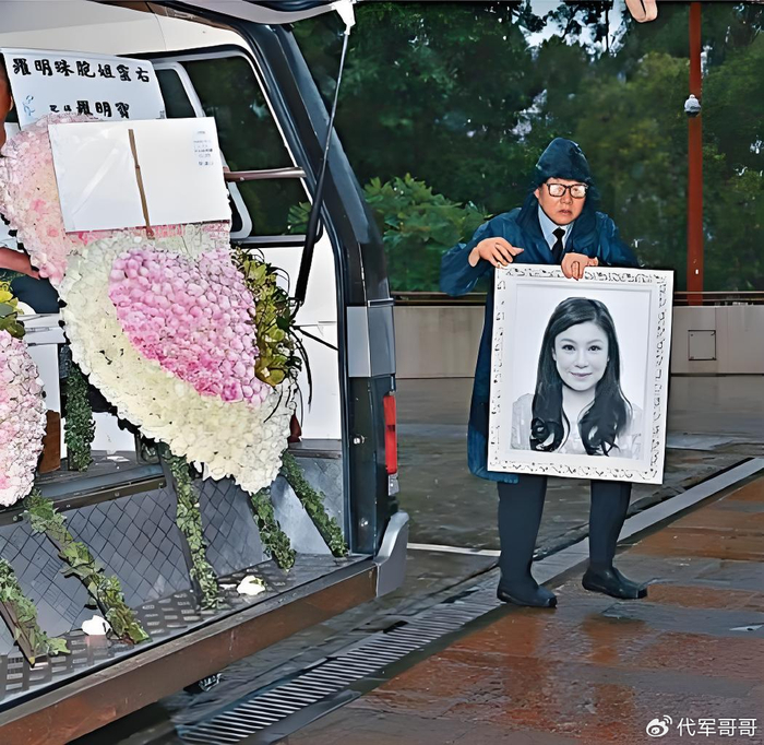 《她是初代开心少女组女神,离婚后与古天乐传绯闻,47岁猝死让人惋惜》配图 4 《她是初代开心少女组女神,离婚后与古天乐传绯闻,47岁猝死让人惋惜》配图 4