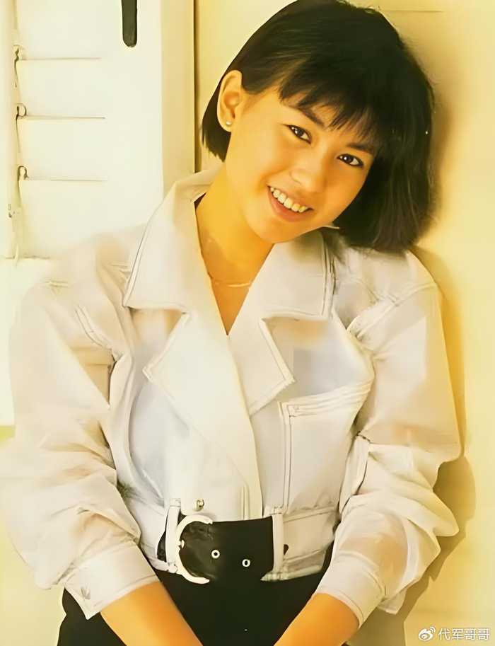 《她是初代开心少女组女神,离婚后与古天乐传绯闻,47岁猝死让人惋惜》配图 5 《她是初代开心少女组女神,离婚后与古天乐传绯闻,47岁猝死让人惋惜》配图 5