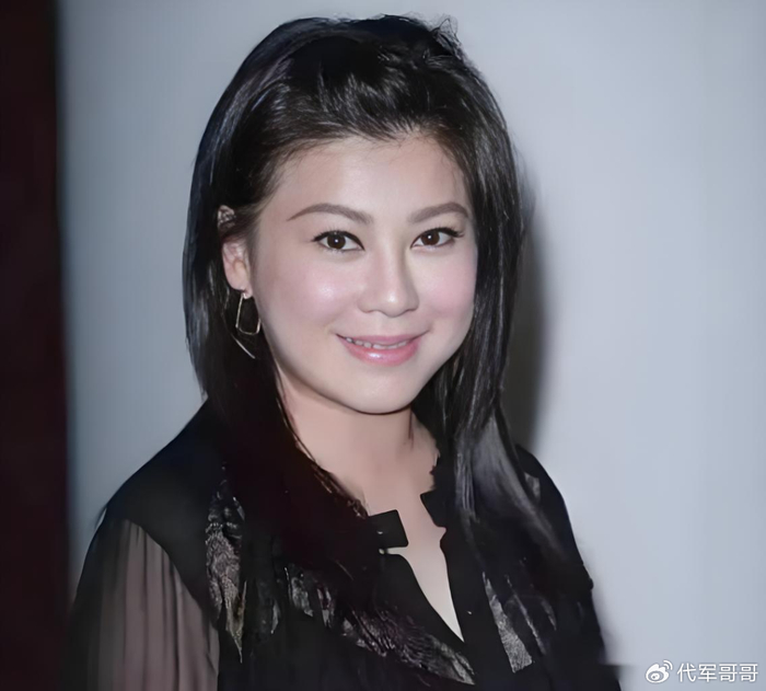 《她是初代开心少女组女神,离婚后与古天乐传绯闻,47岁猝死让人惋惜》配图 6 《她是初代开心少女组女神,离婚后与古天乐传绯闻,47岁猝死让人惋惜》配图 6