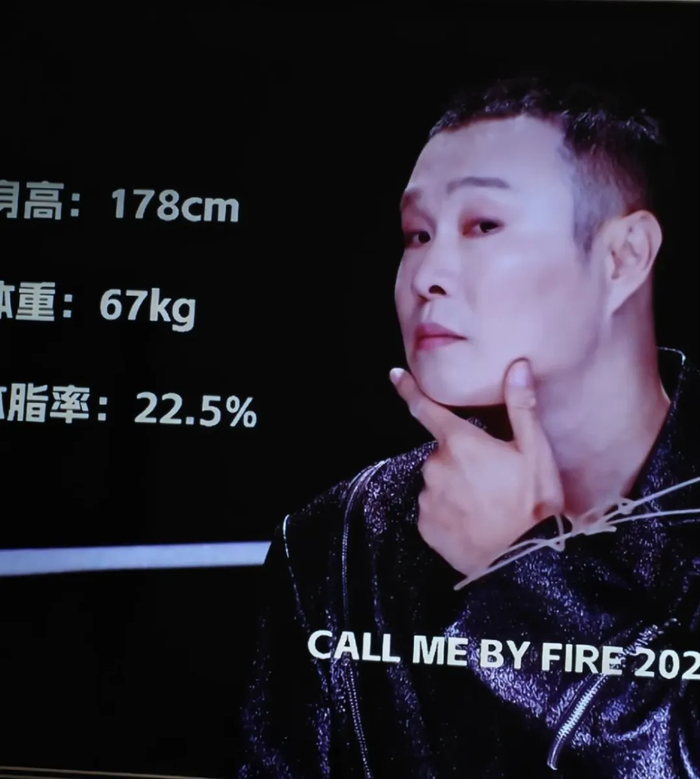 《“披哥6”大爆,38岁曹骏凭啥是第一个被央视点名的哥哥?》配图 2 《“披哥6”大爆,38岁曹骏凭啥是第一个被央视点名的哥哥?》配图 2