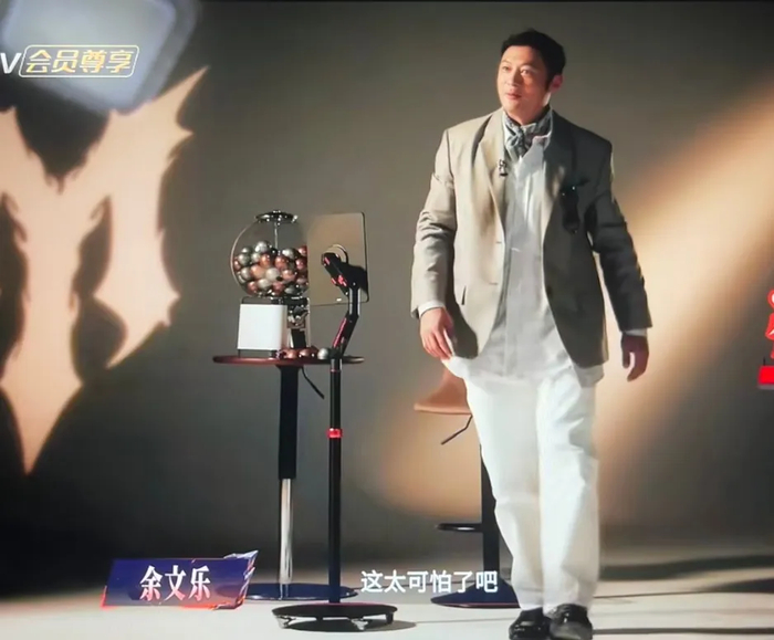 《“披哥6”大爆,38岁曹骏凭啥是第一个被央视点名的哥哥?》配图 3 《“披哥6”大爆,38岁曹骏凭啥是第一个被央视点名的哥哥?》配图 3