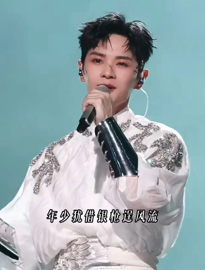 《“披哥6”大爆,38岁曹骏凭啥是第一个被央视点名的哥哥?》配图 7 《“披哥6”大爆,38岁曹骏凭啥是第一个被央视点名的哥哥?》配图 7