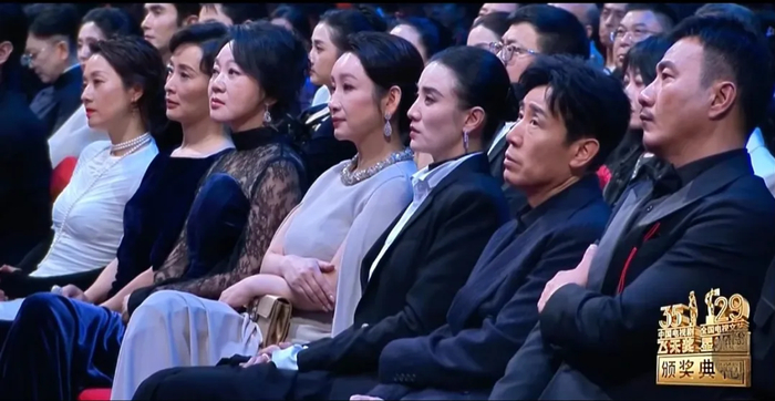 《听说这届飞天奖把艺人们都给看瞌睡了？宋佳获奖，闫妮直接不装了》配图 1