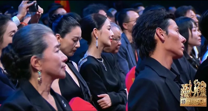 《听说这届飞天奖把艺人们都给看瞌睡了？宋佳获奖，闫妮直接不装了》配图 2