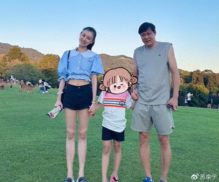 《恩爱15年难敌岁月残酷!56岁范志毅身形佝偻,39岁张梦瑾娇美如花》配图 1 《恩爱15年难敌岁月残酷!56岁范志毅身形佝偻,39岁张梦瑾娇美如花》配图 1