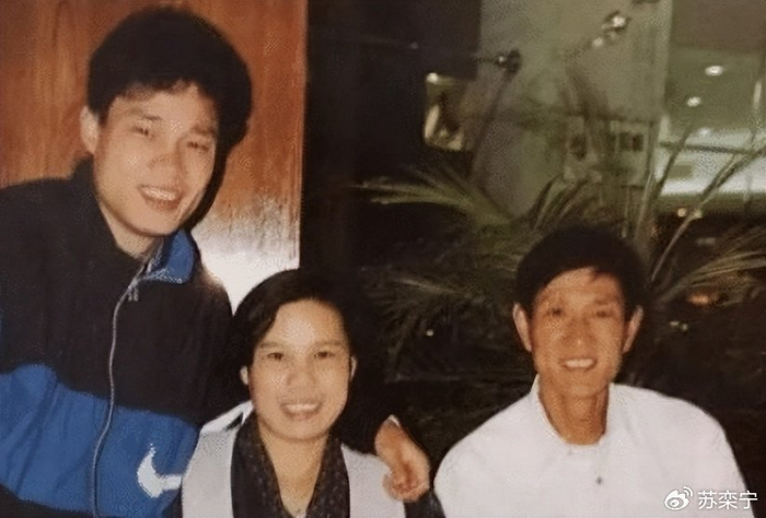 《恩爱15年难敌岁月残酷!56岁范志毅身形佝偻,39岁张梦瑾娇美如花》配图 7 《恩爱15年难敌岁月残酷!56岁范志毅身形佝偻,39岁张梦瑾娇美如花》配图 7