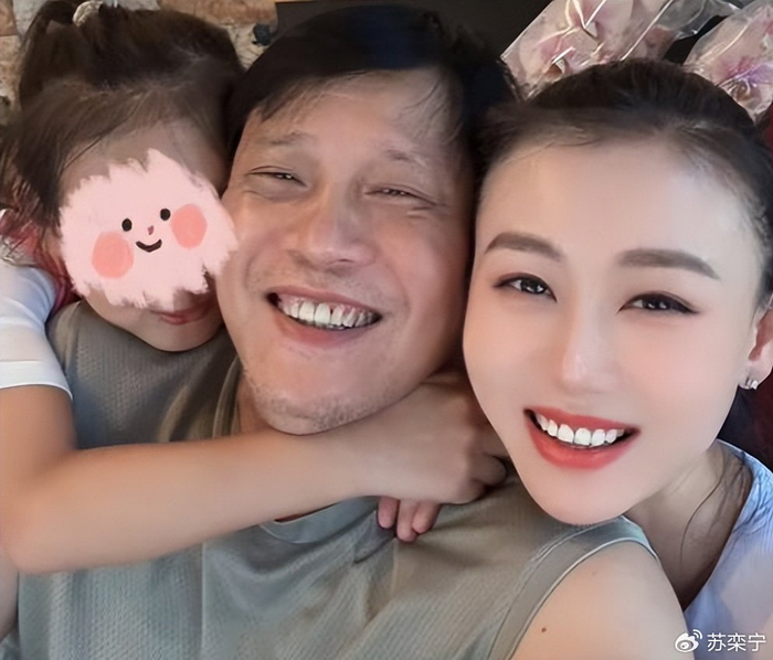《恩爱15年难敌岁月残酷!56岁范志毅身形佝偻,39岁张梦瑾娇美如花》配图 15 《恩爱15年难敌岁月残酷!56岁范志毅身形佝偻,39岁张梦瑾娇美如花》配图 15