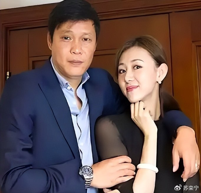 《恩爱15年难敌岁月残酷!56岁范志毅身形佝偻,39岁张梦瑾娇美如花》配图 16 《恩爱15年难敌岁月残酷!56岁范志毅身形佝偻,39岁张梦瑾娇美如花》配图 16