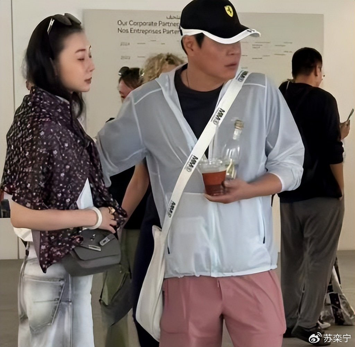 《恩爱15年难敌岁月残酷!56岁范志毅身形佝偻,39岁张梦瑾娇美如花》配图 17 《恩爱15年难敌岁月残酷!56岁范志毅身形佝偻,39岁张梦瑾娇美如花》配图 17