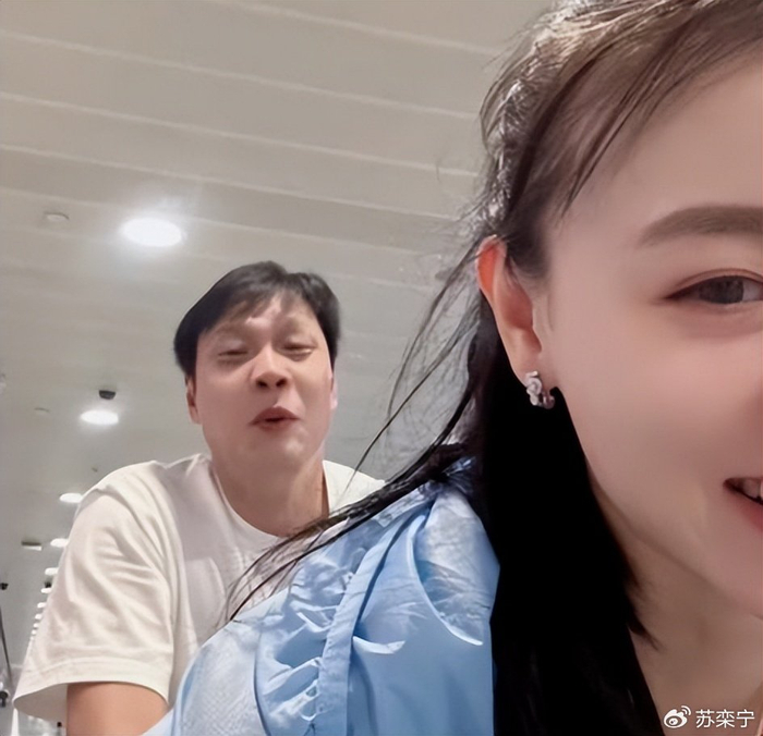 《恩爱15年难敌岁月残酷!56岁范志毅身形佝偻,39岁张梦瑾娇美如花》配图 18 《恩爱15年难敌岁月残酷!56岁范志毅身形佝偻,39岁张梦瑾娇美如花》配图 18