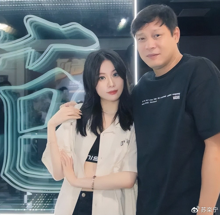 《恩爱15年难敌岁月残酷!56岁范志毅身形佝偻,39岁张梦瑾娇美如花》配图 20 《恩爱15年难敌岁月残酷!56岁范志毅身形佝偻,39岁张梦瑾娇美如花》配图 20