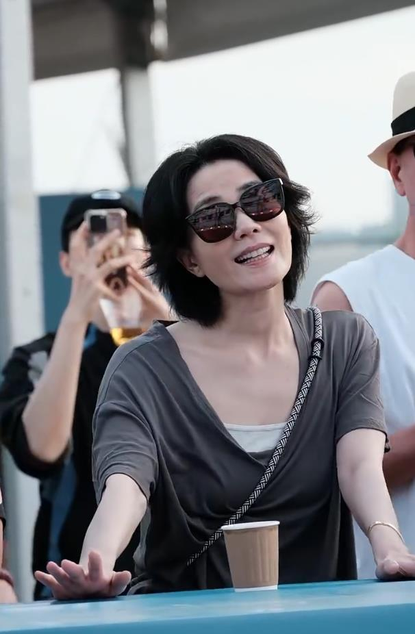 《王菲带女儿李嫣看窦靖童音乐节,跟着节奏摇头晃脑跟唱》配图 5 《王菲带女儿李嫣看窦靖童音乐节,跟着节奏摇头晃脑跟唱》配图 5